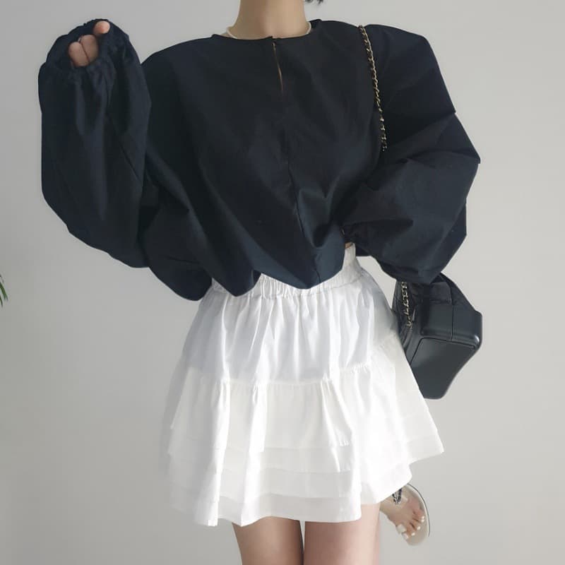 大人かわいい服 ボリュームパフスリーブラウス