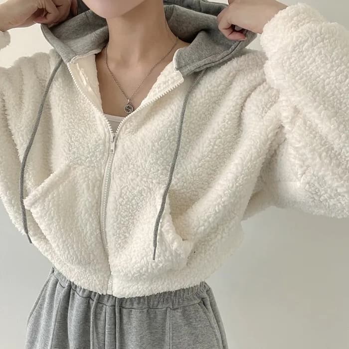 大人かわいい服 もこもこボア素材ショート丈ジップアップ羊毛風羽織