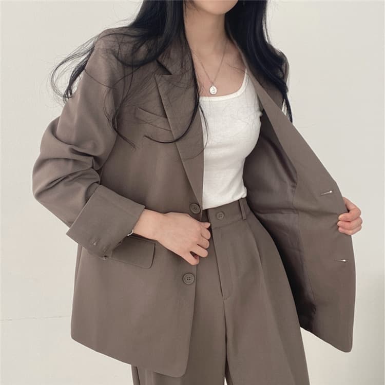 大人かわいい服 テーラードジャケットとタックパンツの上品セットアップ