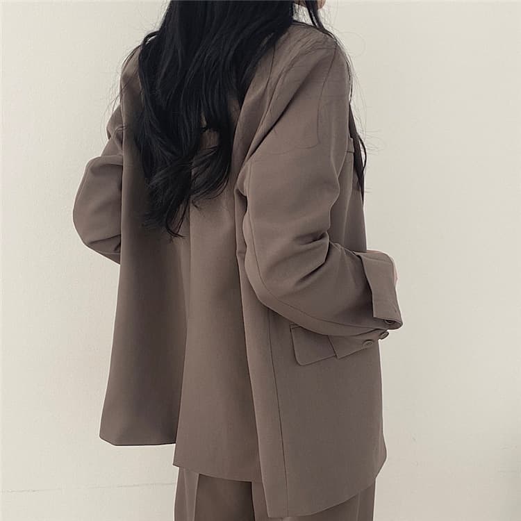 大人かわいい服 テーラードジャケットとタックパンツの上品セットアップ