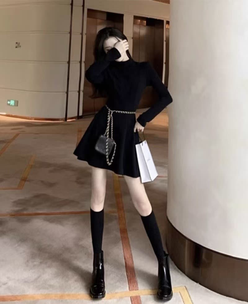 大人かわいい服 上品なタートルネックニットワンピース
