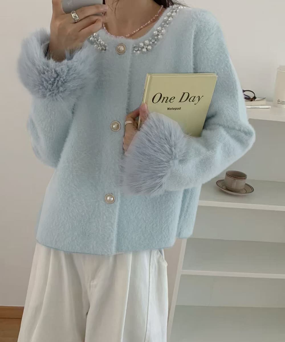 大人かわいい服 パール付きふわふわモヘア風ニットカーディガン